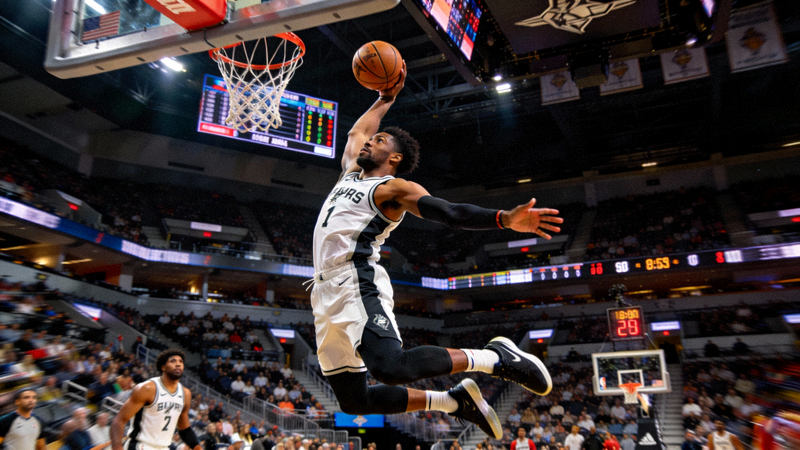 NBA篮球比赛高清直播画面，球员正在扣篮