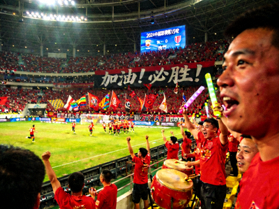 中超比赛现场球迷助威照片